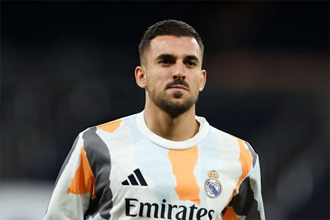 Dani Ceballos trầm tư trong trang phục Real Madrid.